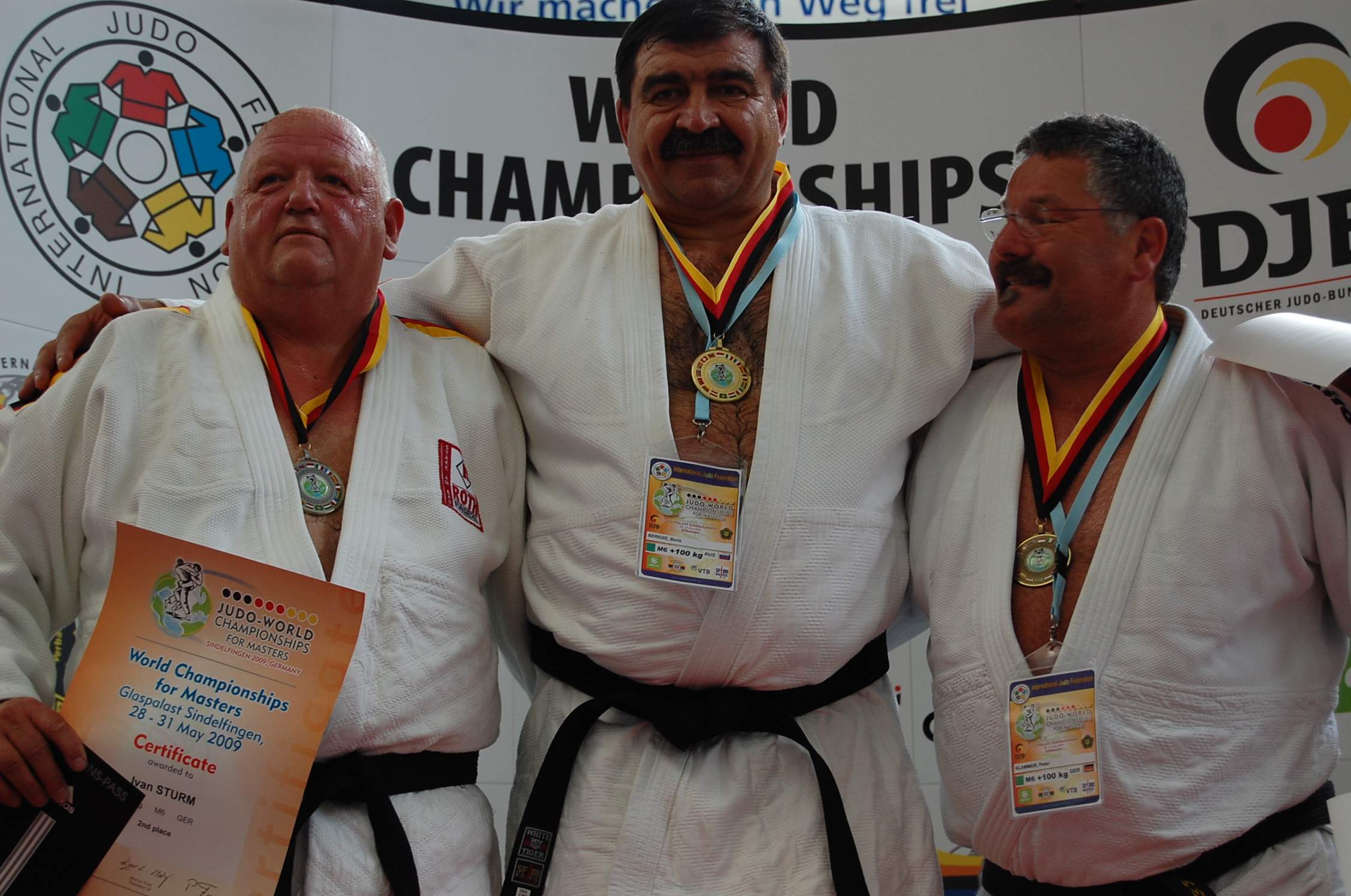 Беридзе - чемпион (в центре)