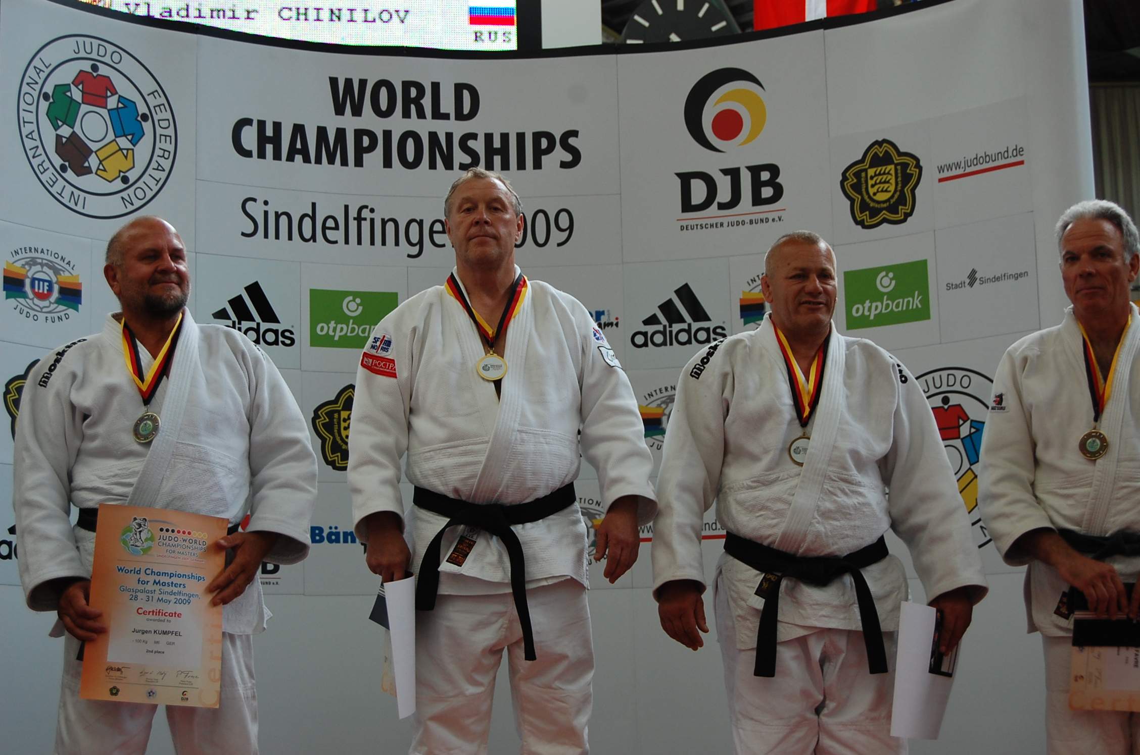 Чемпион Чинилов (второй слева)